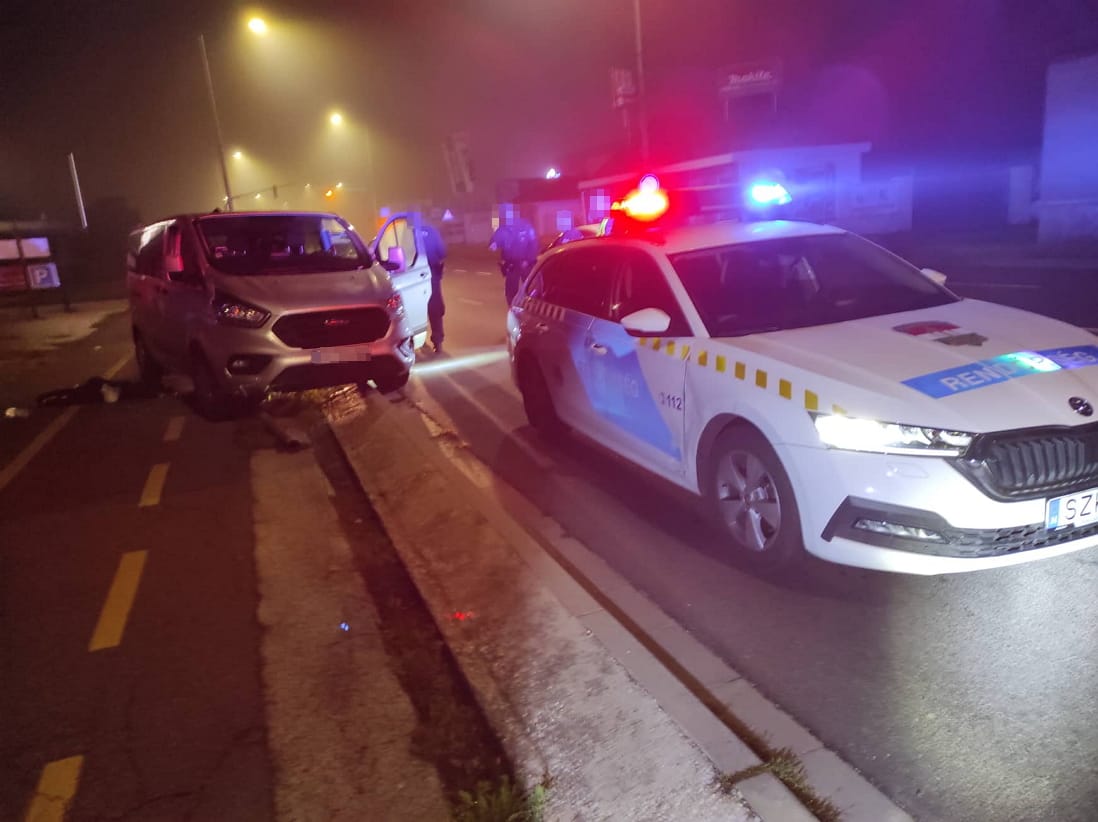 Rendőrautóval ütközött az embercsempész kisbusza