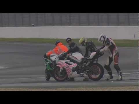 Videó: vicces és furcsa motorbaleset, táncoló motorok
