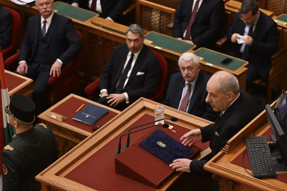Publicus: Az emberek többsége szerint mennie kell Sulyok Tamásnak, a kegyelmi botrány is érezteti még a hatását