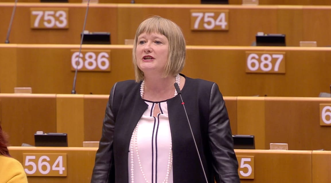 Nem tudott mit kezdeni a fideszes EP-képviselő a bombás plakátokra vonatkozó kérdéssel