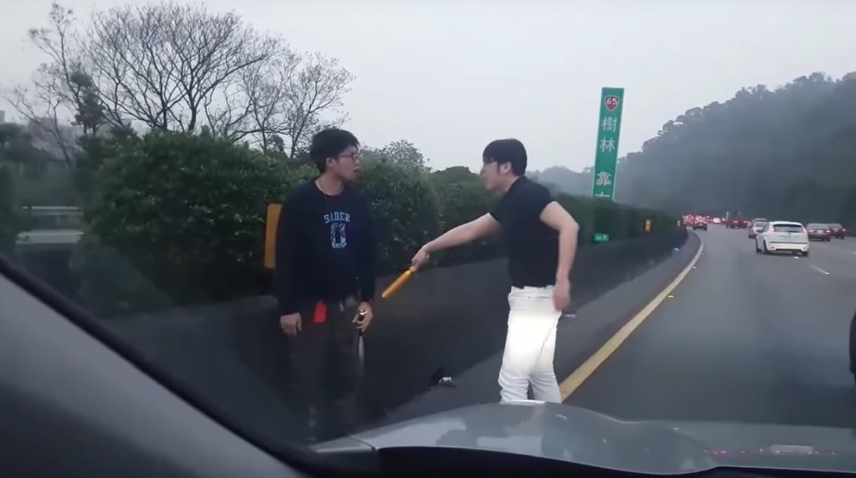 Le akarta rendezni a Honda sofőrje a másikat, de visszanyalt a fagyi – videó