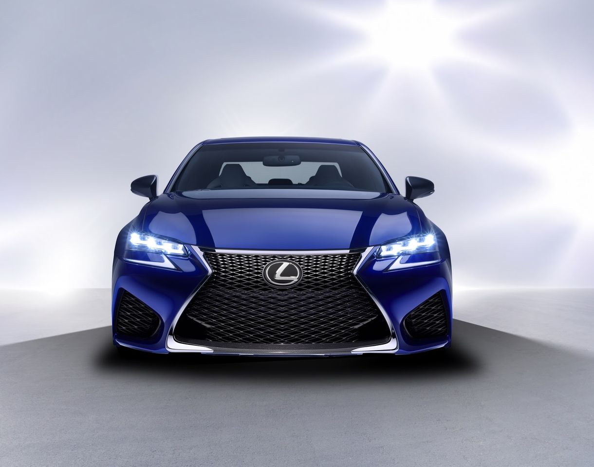 Íme, a Lexus 473 lóerős válasza a BMW M5-re