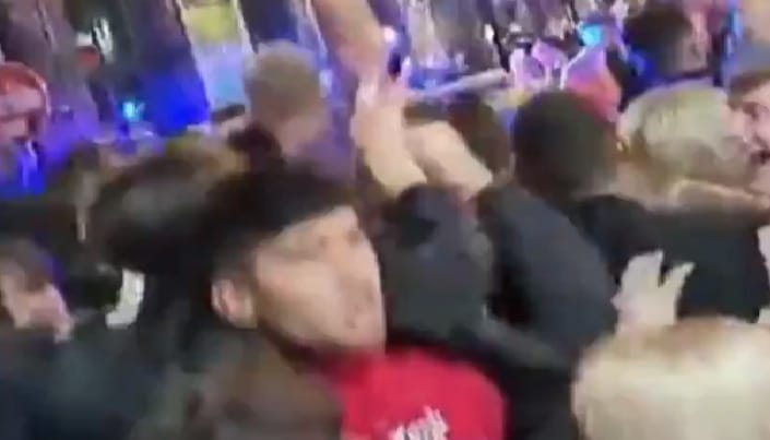 Videón, ahogyan fiatalok tömegei csapatják az utcán Liverpoolban a korai kocsmazárás után