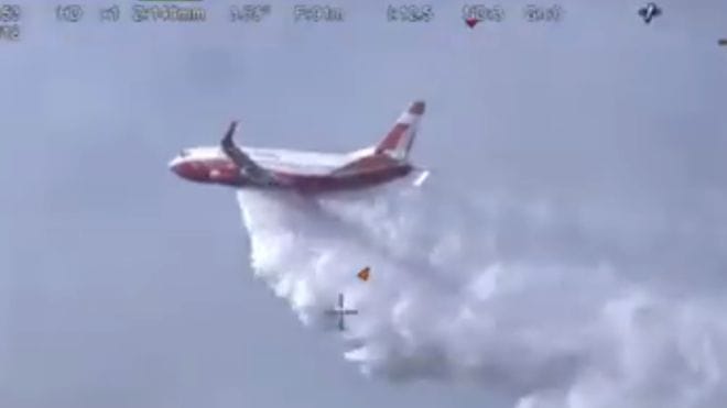 Utasszállítóból szórták a vizet az ausztrál erdőtűzre – videó