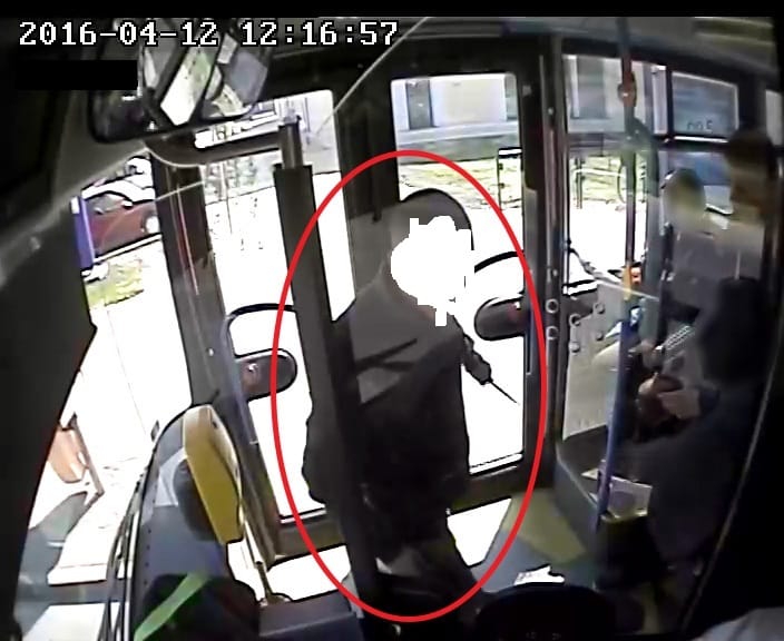 Fivérek rántottak kést a 214-es busz sofőrjére