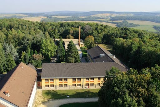 Előszűrésre szolgáló sátrakat állítottak a farkasgyepűi tüdőgyógyintézetnél