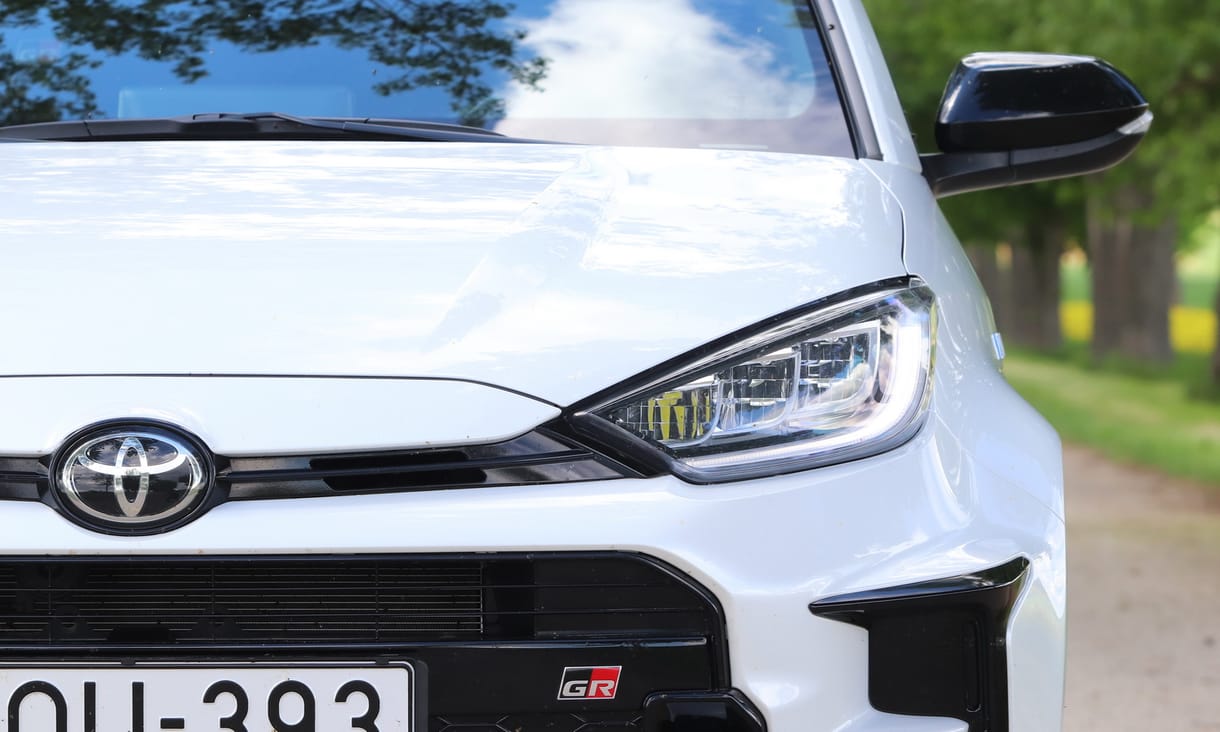 Az apró Toyota GR Yaris jobb köridőt futott, mint a 600 lóerős Nissan GT-R – videó