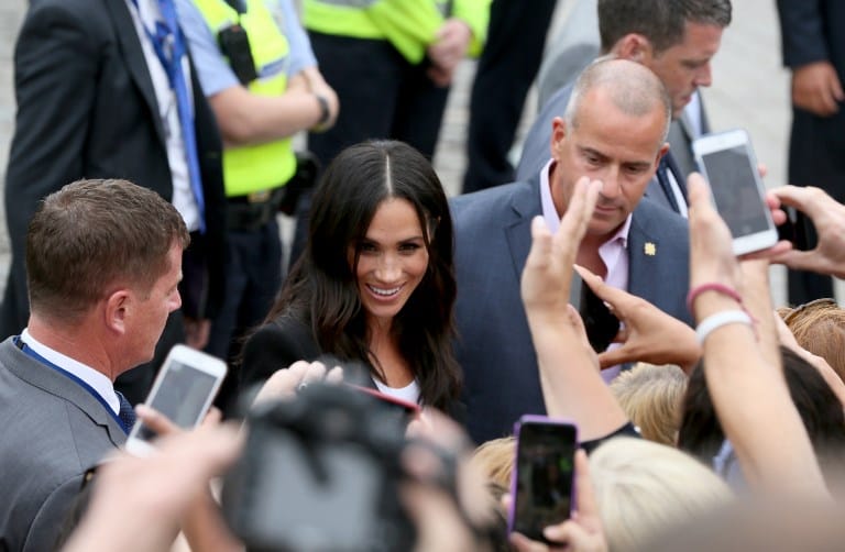 Az emberek meg vannak őrülve Meghan Markle-ért, aki saját maga csukta be a kocsi ajtaját