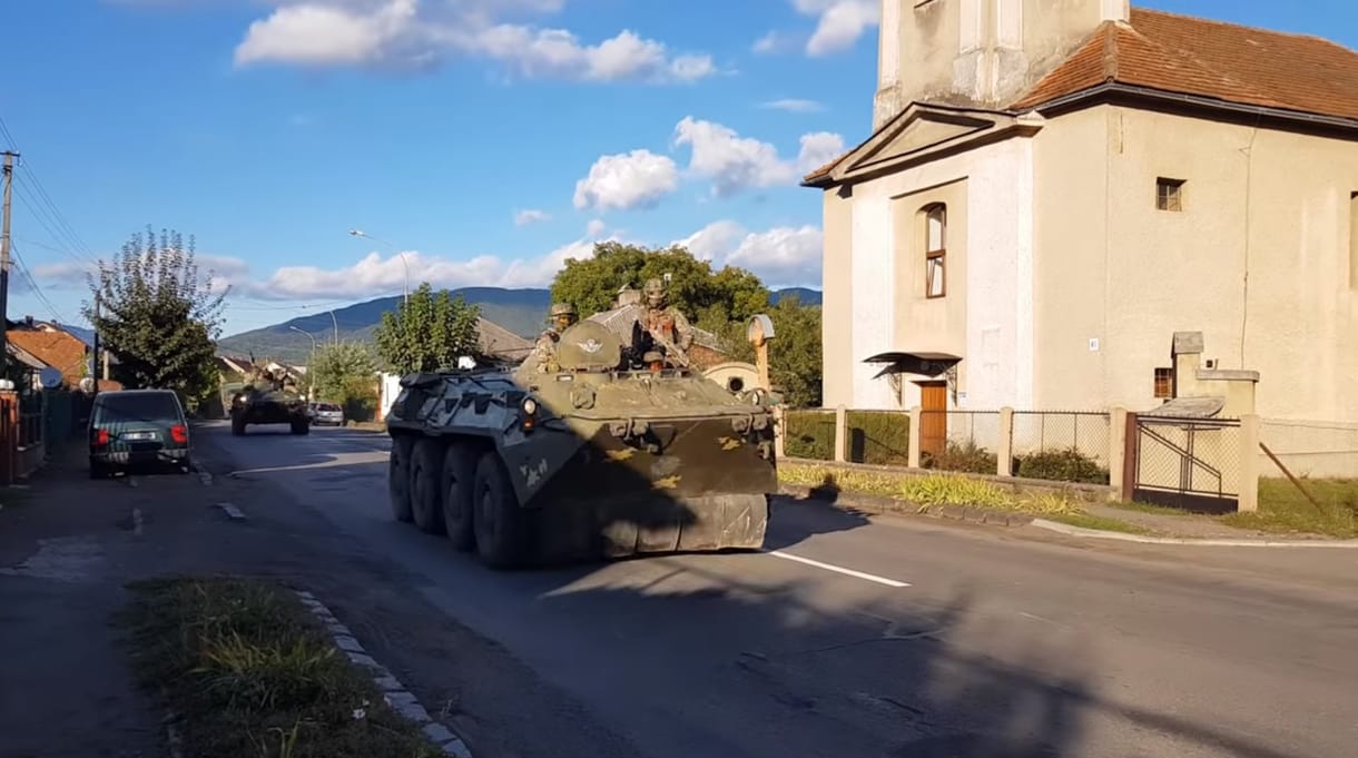 Ukrán katonai páncélosokat láttak Kárpátaljan - videó