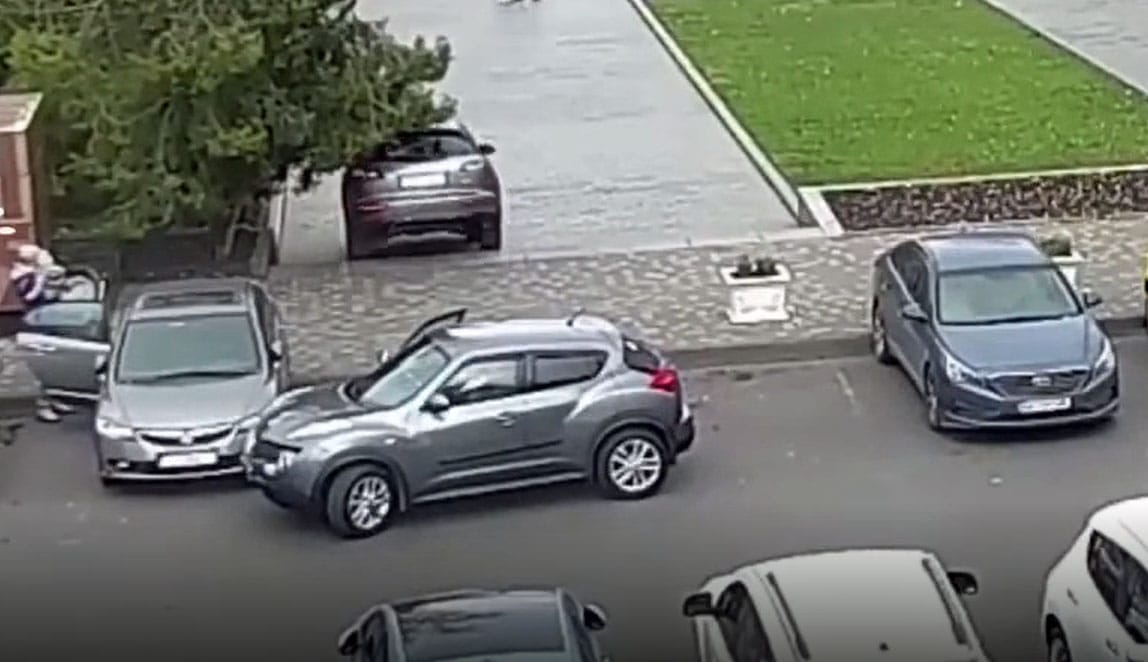 Év végi összefoglalókba való parkolási bowlingot mutatott be egy autós