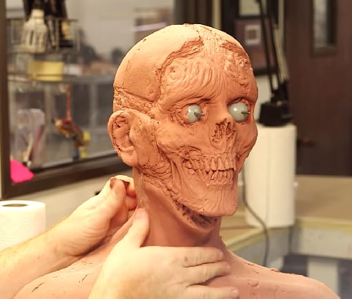 Videó: Így készülnek a zombimaszkok a Walking Deadhez