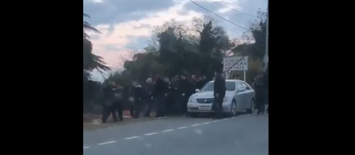 Oroszellenes tüntetők elbarikádoztak három hidat és egy autópályát a szakadár Abháziában