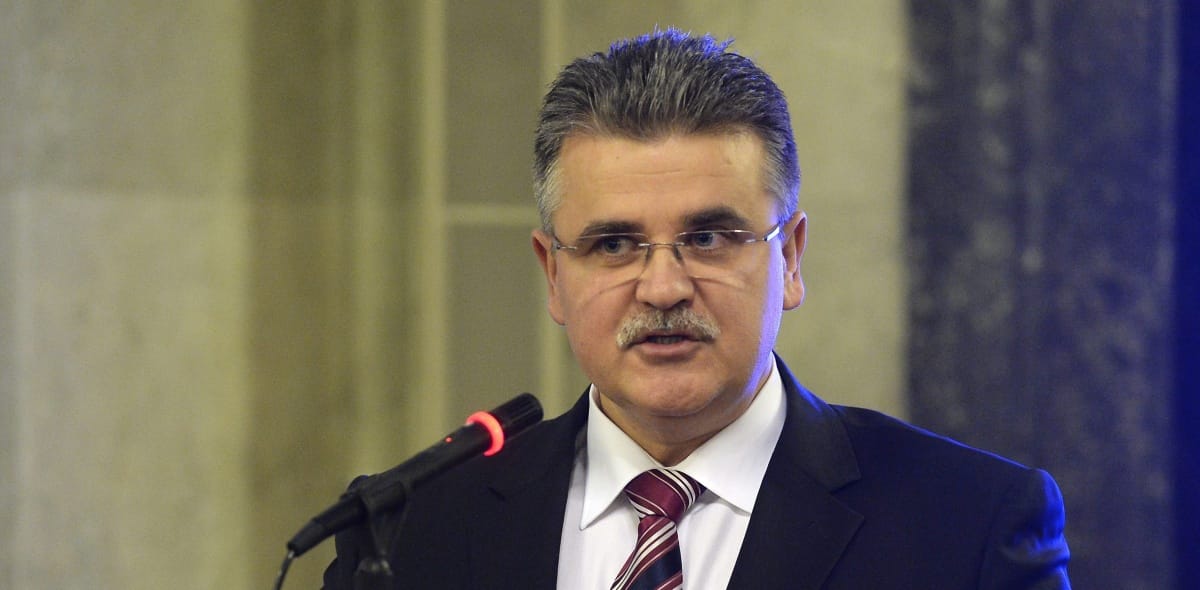 Simicskó leváltotta a kerítéses államtitkárt