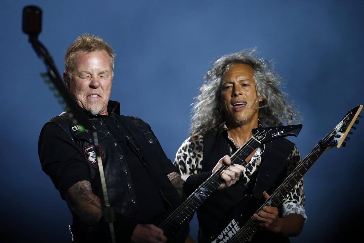 Leesett a színpadról a Metallica frontembere - videó