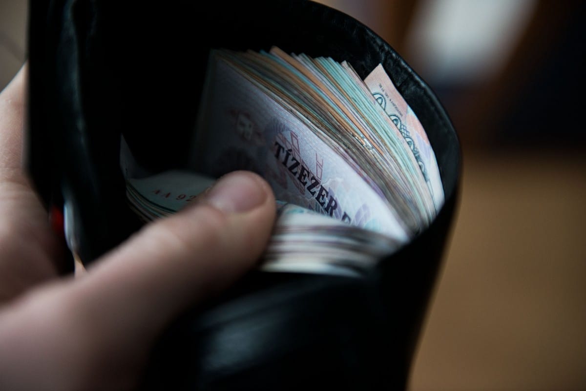 A bankok és az államkincstár nyerheti a legnagyobbat a brókerbotránnyal