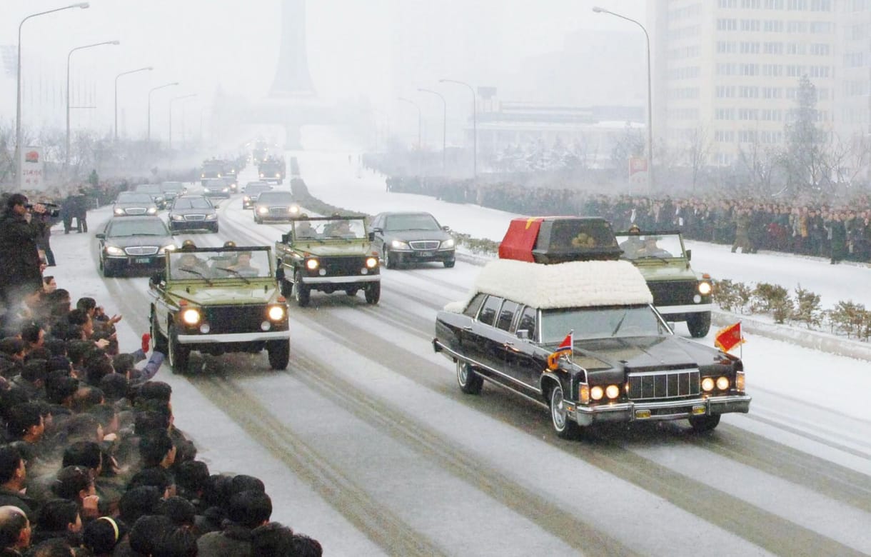 Kim Dzsongil Lincolnját kedvenc gépkocsiflottája kísérte a temetésén