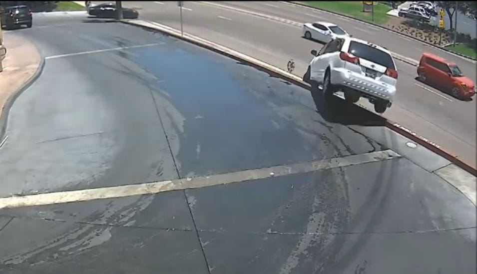 Ennél rosszabbul nem végződhet egy autómosás – videó