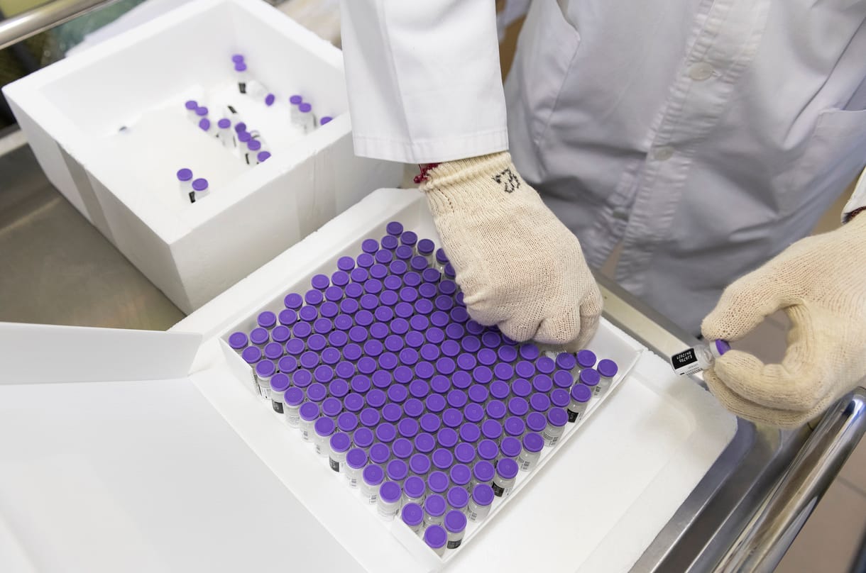 Pfizer vs. Magyarország: olyan vakcinákról folyik a vita, amelyekért a magyar kormány két éve még Canossát járt