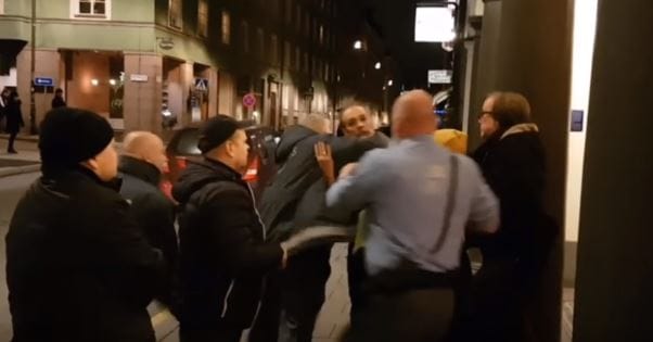 Kivezették és leteperték a saját koncertjéről az énekest (videó)