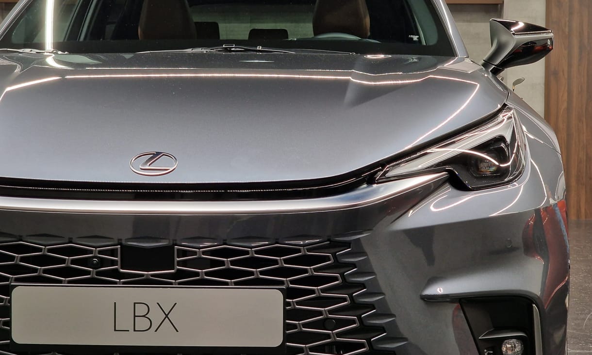 Beültünk a valaha készült legkisebb Lexusba, a vadonatúj LBX-be 