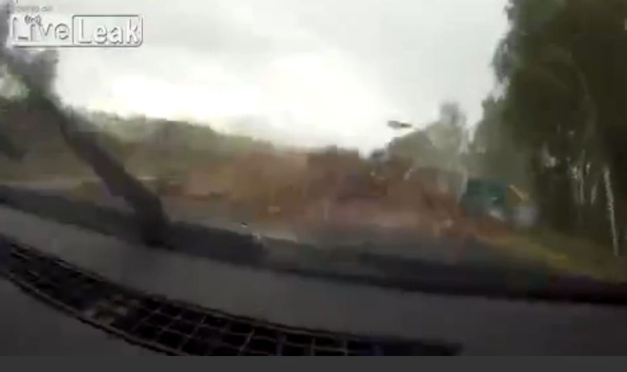 Így pusztít egy defekt miatt elszabaduló kamion - videó