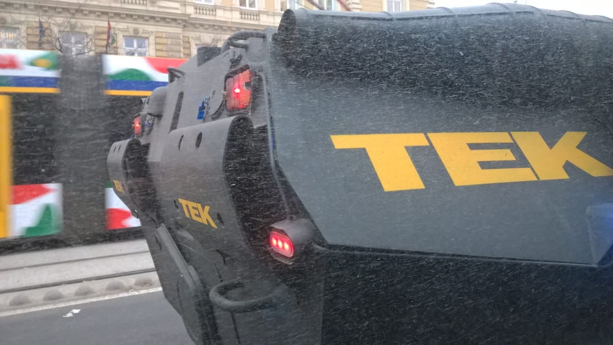 Vidéki városokba telepítene páncélosokat a TEK