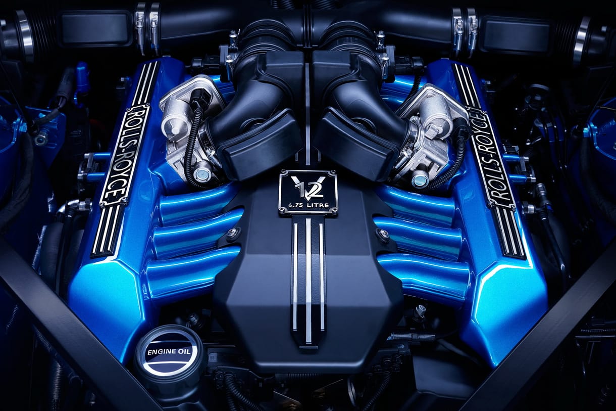 Ez már inkább műalkotás, ilyen egy limitált szériás Rolls-Royce motortere