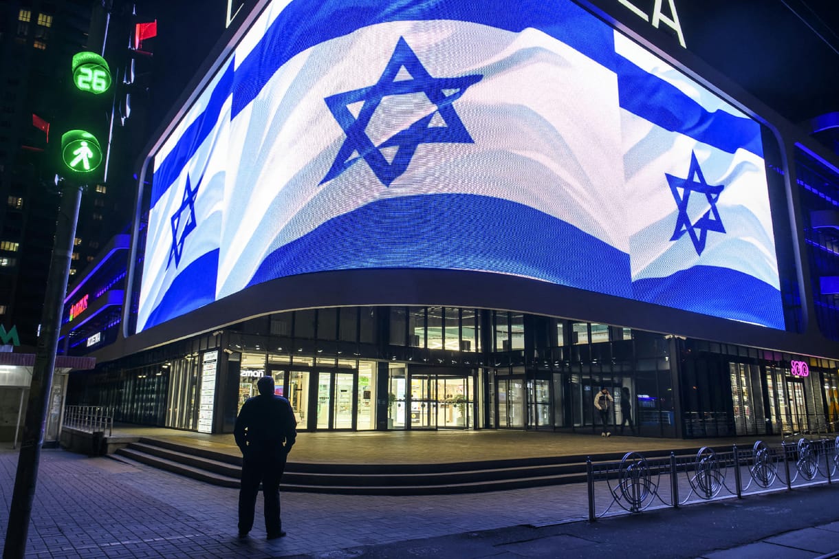 Izrael-ellenes kirohanásai miatt rúgtak ki egy New York-i professzort, aki korábban machetével fenyegetett egy újságírót