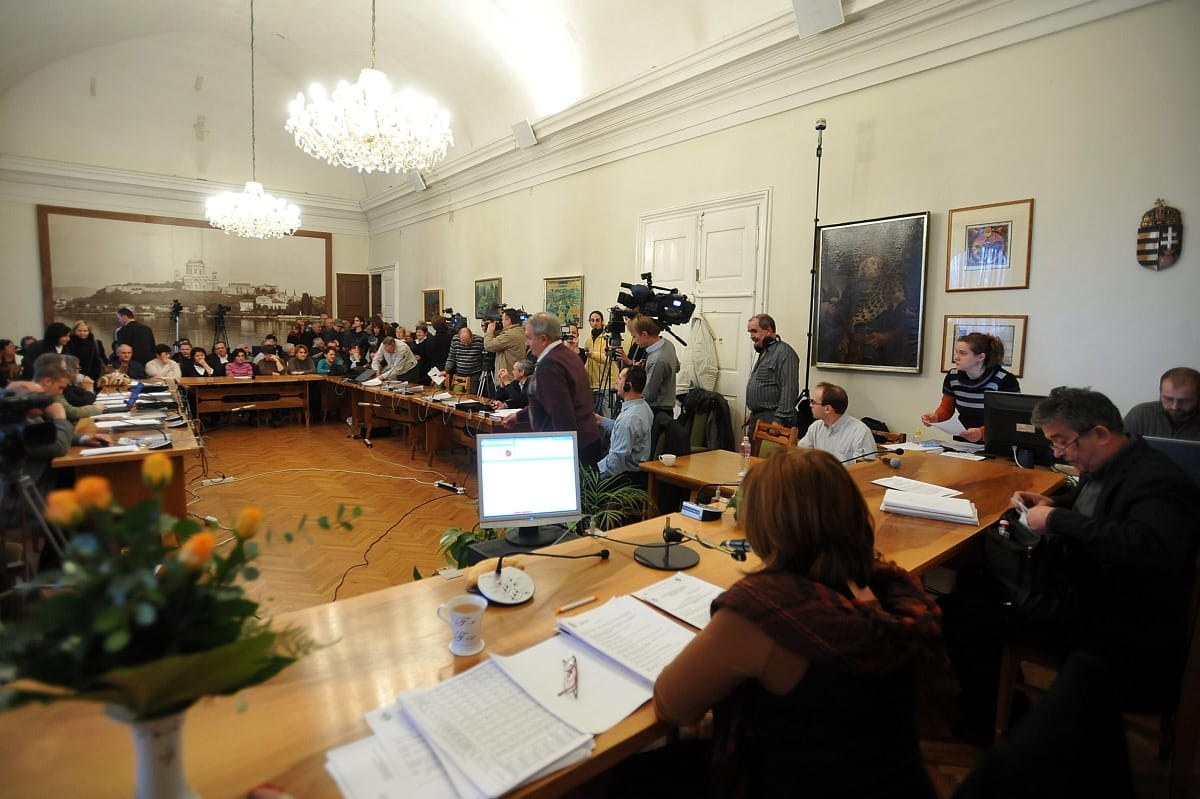 Szavaztak Esztergomban: újraindulhat az étkeztetés és a közvilágítás