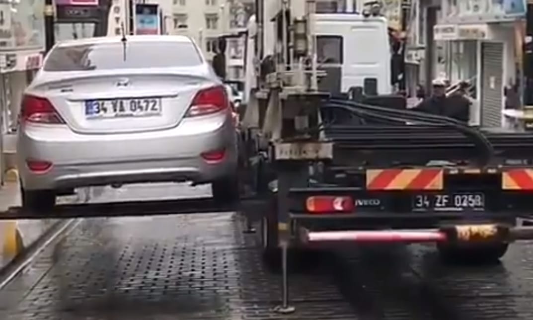 A nap videója: így lehet fél perc alatt eltávolítani egy tilosban parkoló autót
