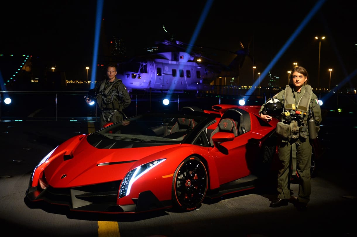 Repülőgép-anyahajón érkezett a sejkek elé a leggyorsabb Lamborghini-kabrió