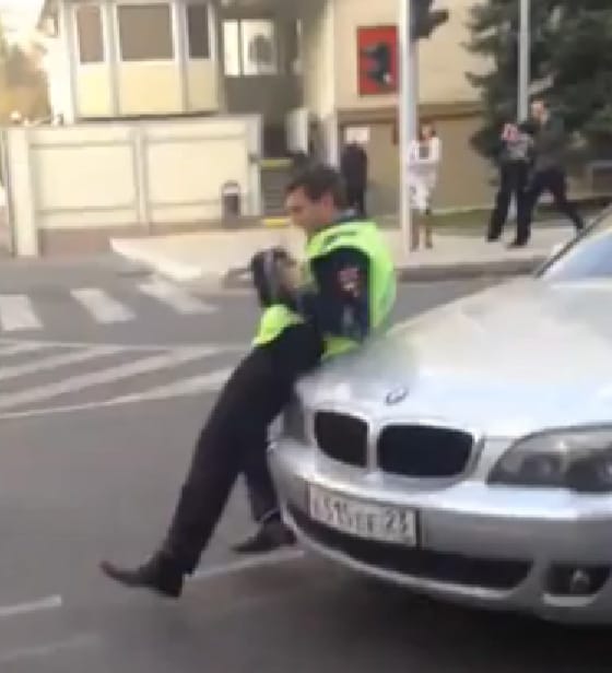 Intézkedő rendőrt lökött fel egy 7-es BMW – videó