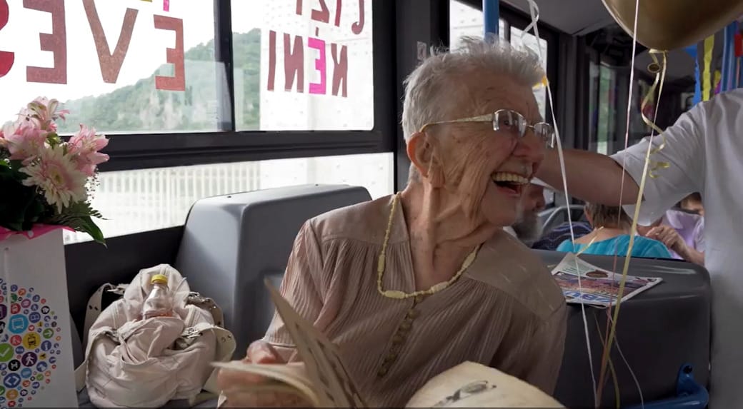 Nem szabad elcsüggedni semmin – üzente a 105 éves Gizi néni a 105-ös buszról