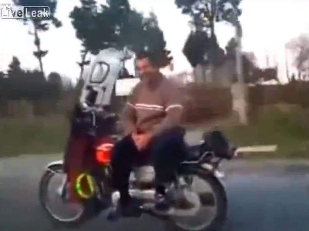 Ez az iráni fickó a világ legvagányabb motorosa? - videó