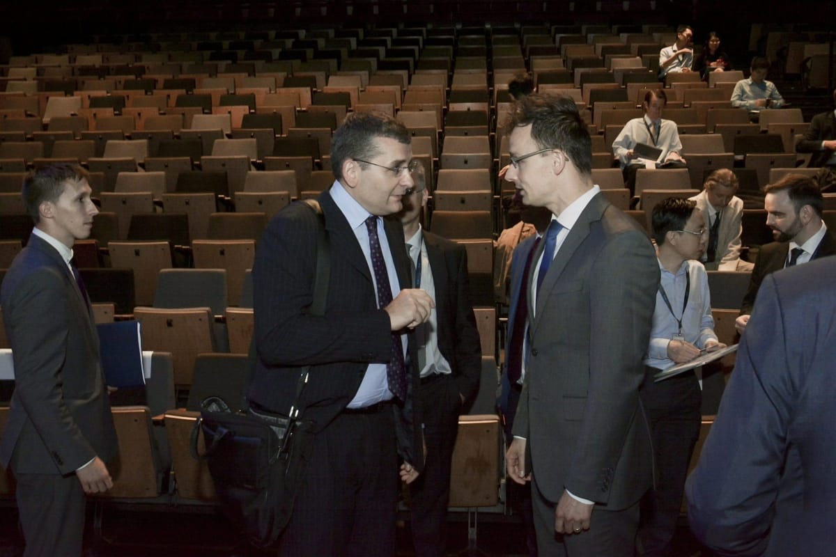 Több ezren kaptak diplomata-útlevelet az Orbán-kormánytól
