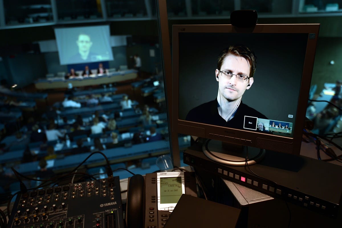 Snowden: Minden okostelefont figyelnek a titkosszolgálatok