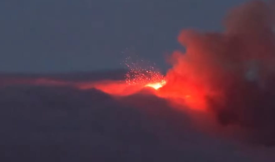 Megint mozgolódik az Etna: több száz méteres lávaszökőkutat lövellt - nézze élőben!