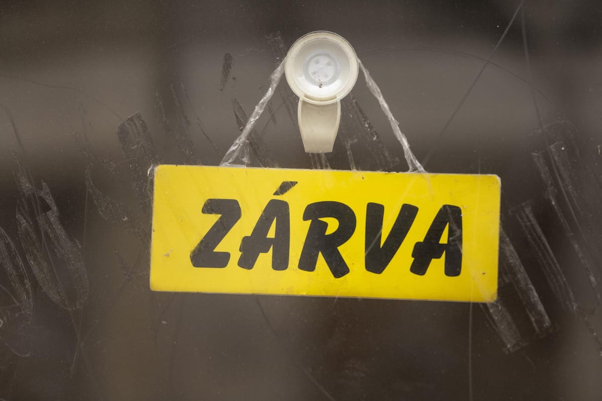 Az MNB szerint most jön a kirúgási hullám, százezer ember kerülhet utcára