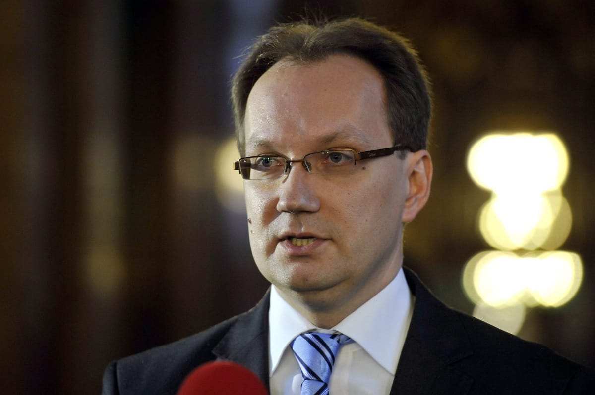 Rasszista vicc miatt mondatná le a Momentum Hoppál Pétert