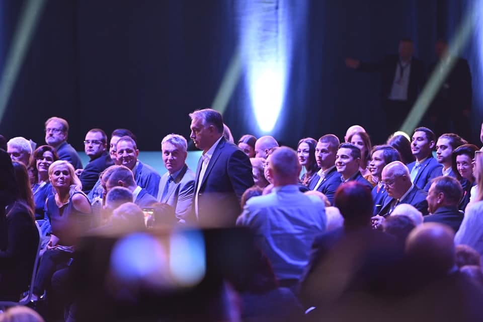 Állva éljenezték az újraválasztott Orbánt, mentegették Trócsányi buktáját - tisztújítás a Fideszben