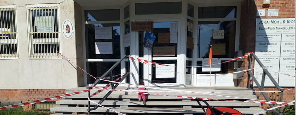 Szülők tiltakoztak a tankerületi vezető nizzai „tanulmányi útja” ellen