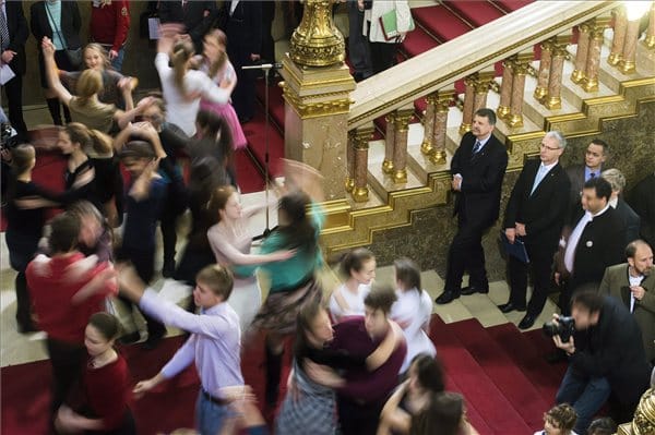 Nézzen ki a kertbe, sokat beszélt a gyerekekről ma a Fidesz