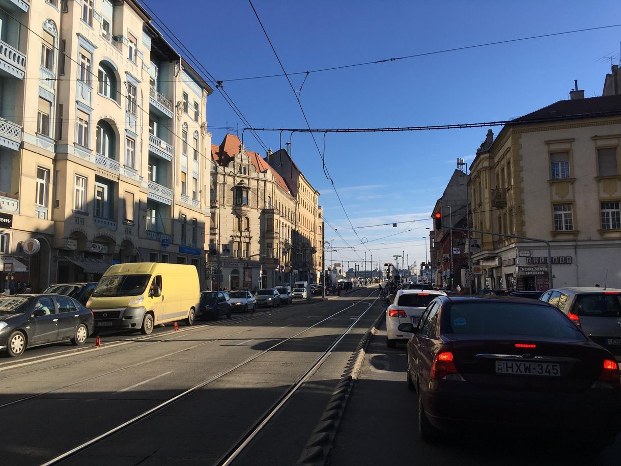 Kihalt Deák tér, beállt főutak – rémképek a reggeli budapesti dugóból