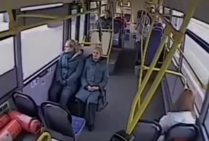 Ilyen, amikor vezetés közben elalszik a buszsofőr – videó