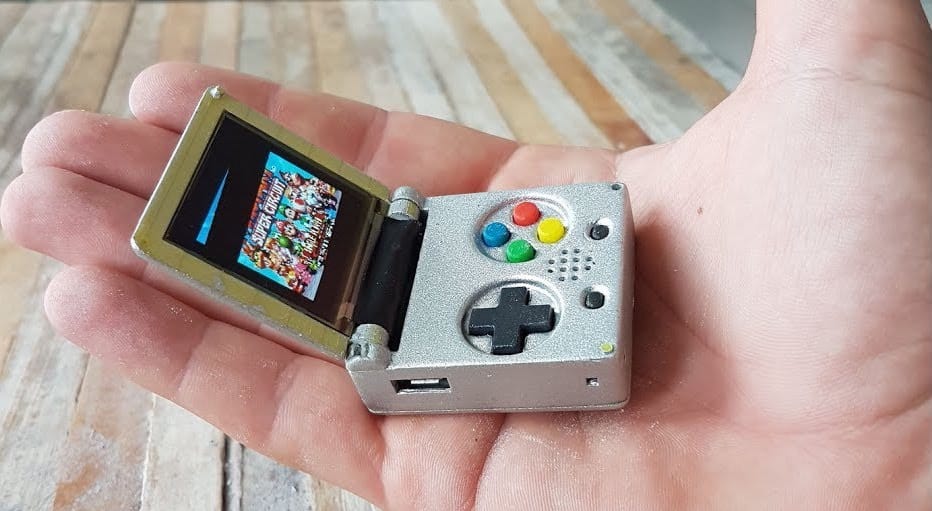 Ezzel a kulcstartóra tehető Game Boy-jal tényleg lehet játszani – videó