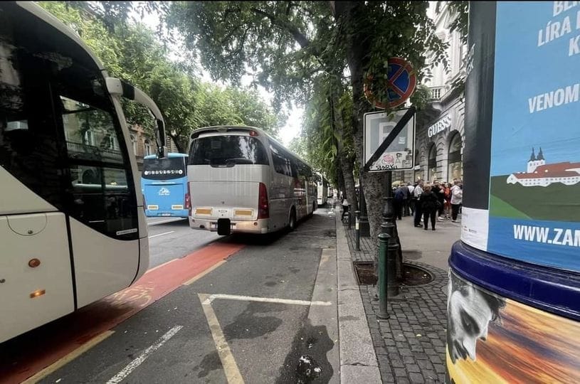 Bunkó parkolásért állították pellengérre a békemenetes buszokat