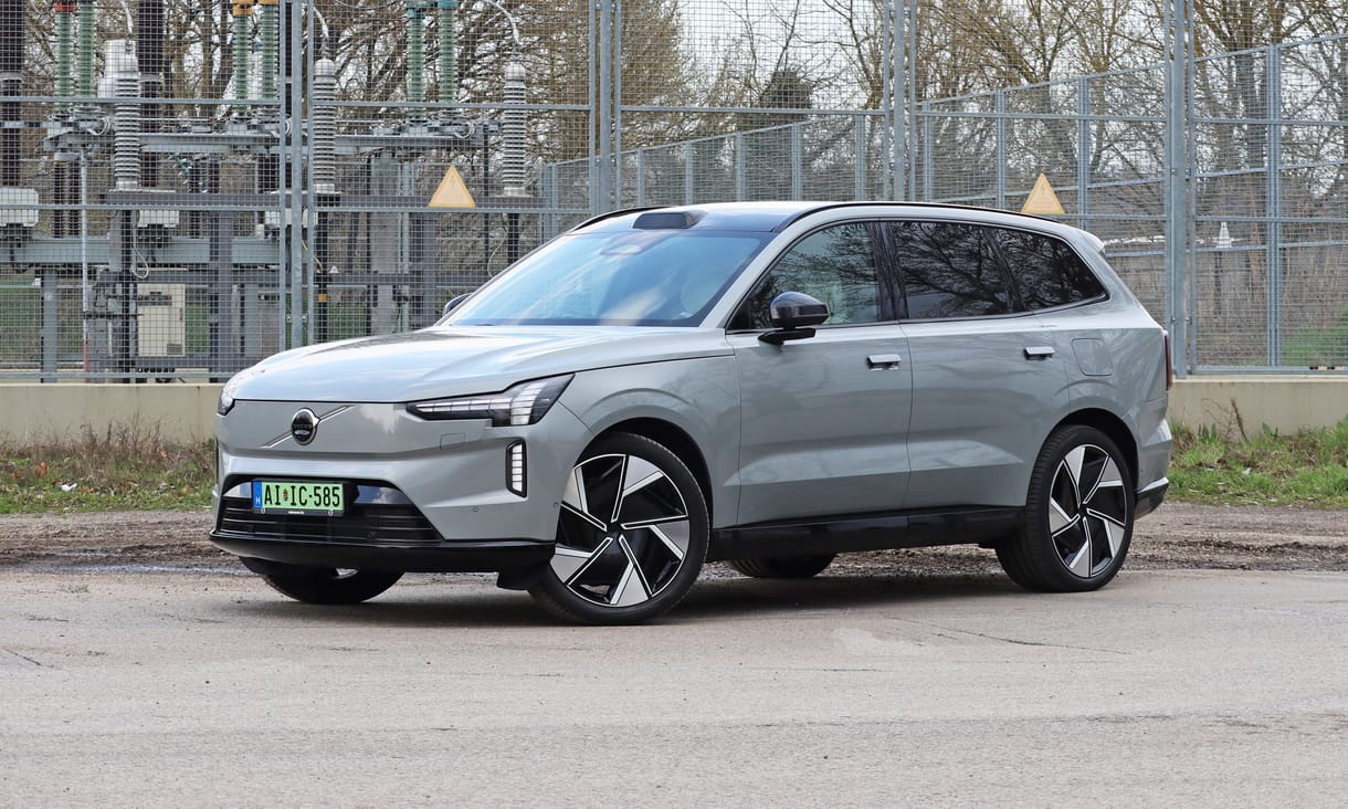 Gigantikus új Volvók egymás ellen: teszten a hibrid XC90 és a villanyos EX90