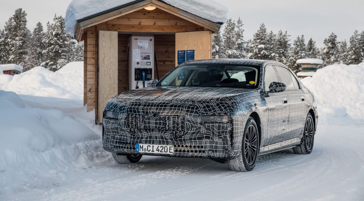Sarkköri hidegben tesztelik a BMW i7-est