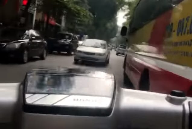 Filmszerű, ahogy ez az őrült robogós cikázik a városban