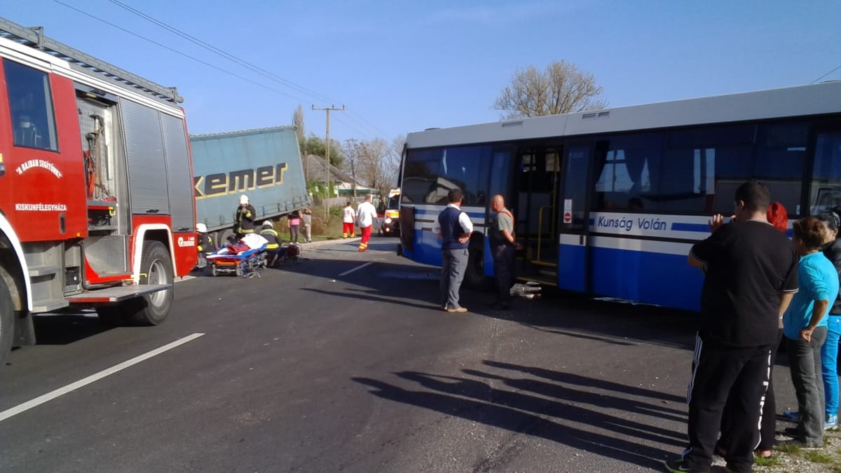 Fotók: Menetrend szerinti busz és kamion ütközött Kiskunfélegyházánál